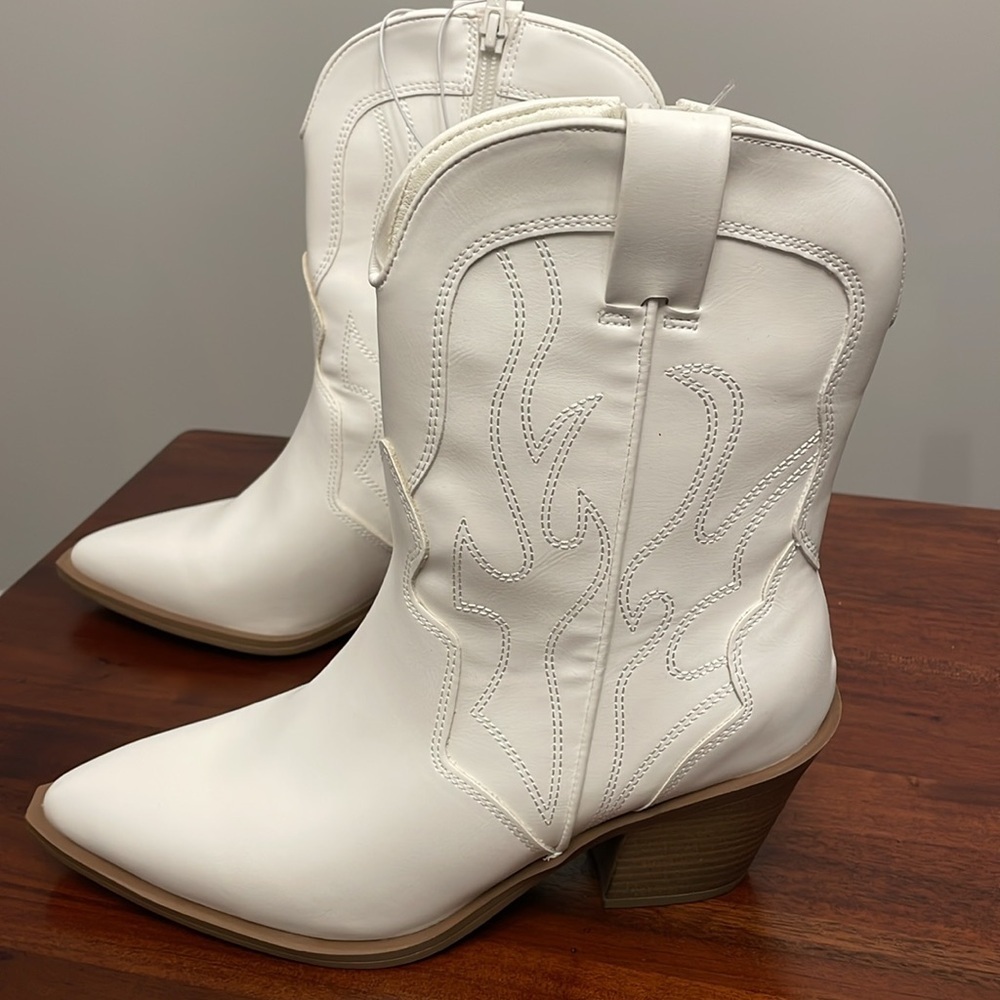 Universal Thread White Ankle Booties